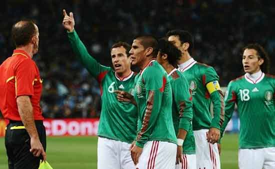 Mexican Players appeal to referee for offside over Tevez first Goal