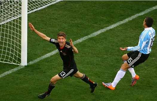 Mueller selebrating his goal